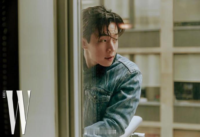 刘宪华南京线下活动造型刘宪华现身南京 刘宪华空降南京线下，现场粉丝热情爆棚，此起