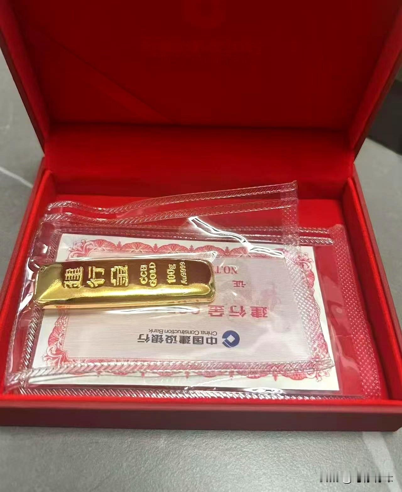 今天买黄金的人，估计心都跟着价一起往上蹿了。
昨天还是888，今天一开盘直接冲到
