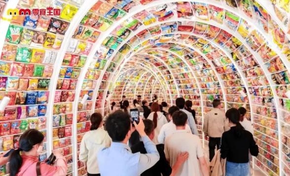 长沙又出圈了！全球最大零食店开业 3 天被挤停售。
 
4月17日，芙蓉广场，一