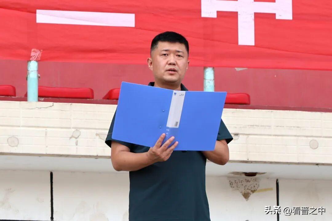榆次二中校长对初一家长讲
首先一起明确初中阶段的成长定位，指出初中不是小学学习的