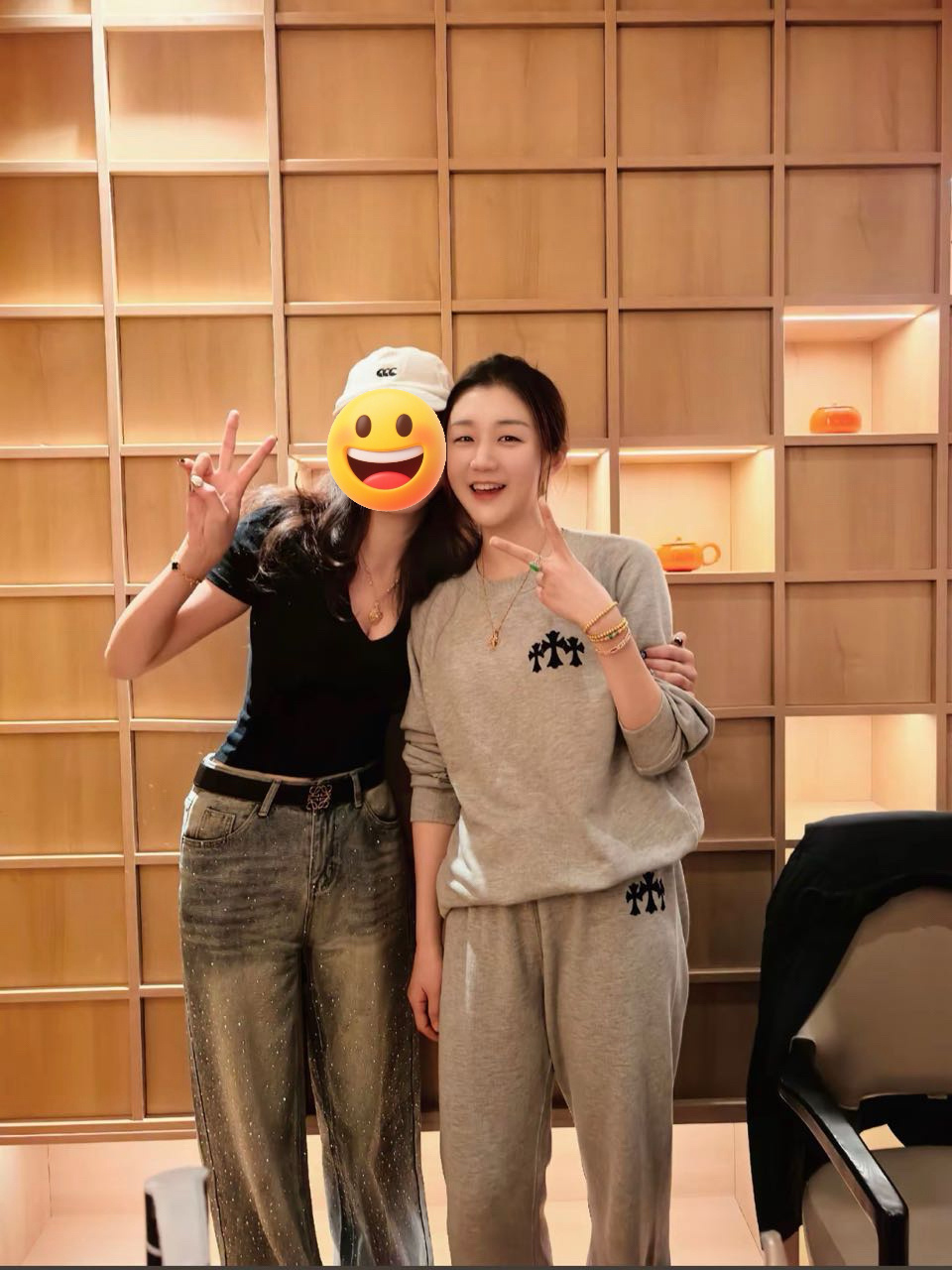 拍照只会比✌🏻的漂亮宝宝真可爱✌🏻陈梦