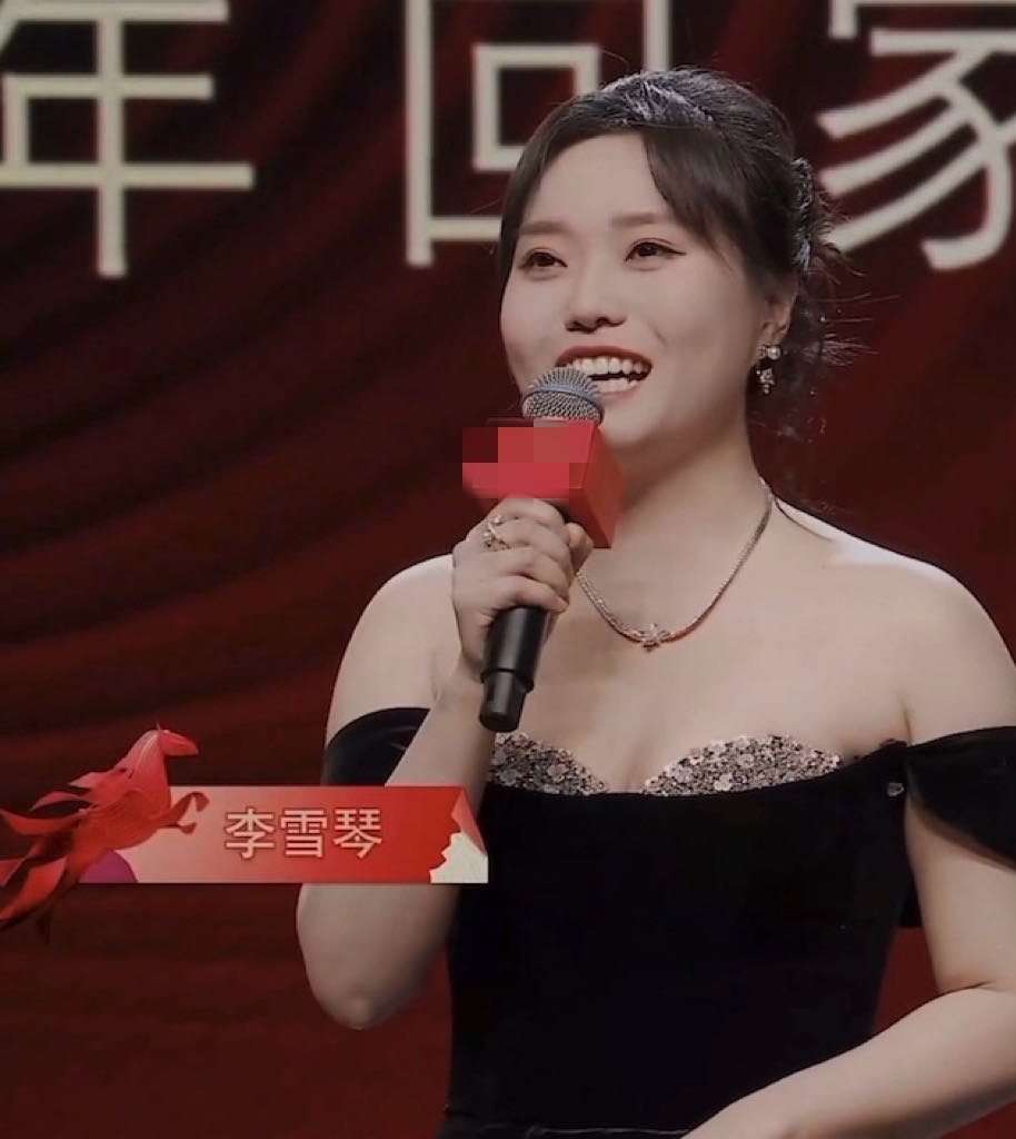 请周涛李雪琴当主持的人是天才 周涛一张口就是国泰民安这是什么神仙组合！周涛鎏金裙