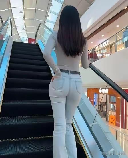 有的女人，背面就展现出摇曳生姿，韵味十足