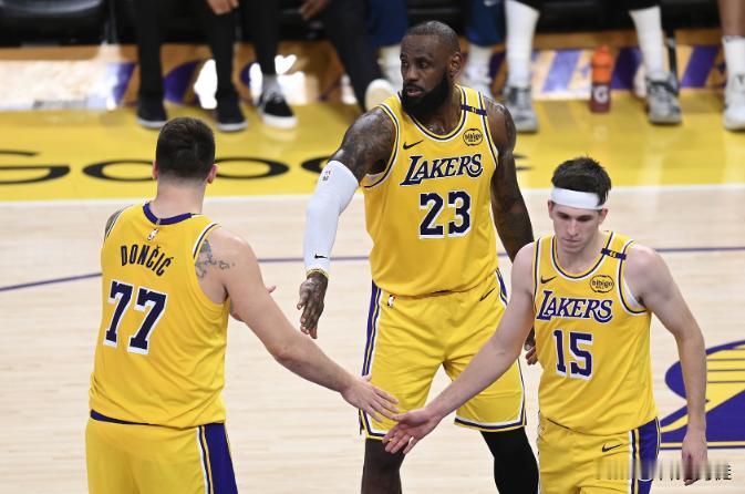 祖巴茨+博格丹+选秀权换浓眉怎么样？反正浓眉被独行侠球迷喷惨了。