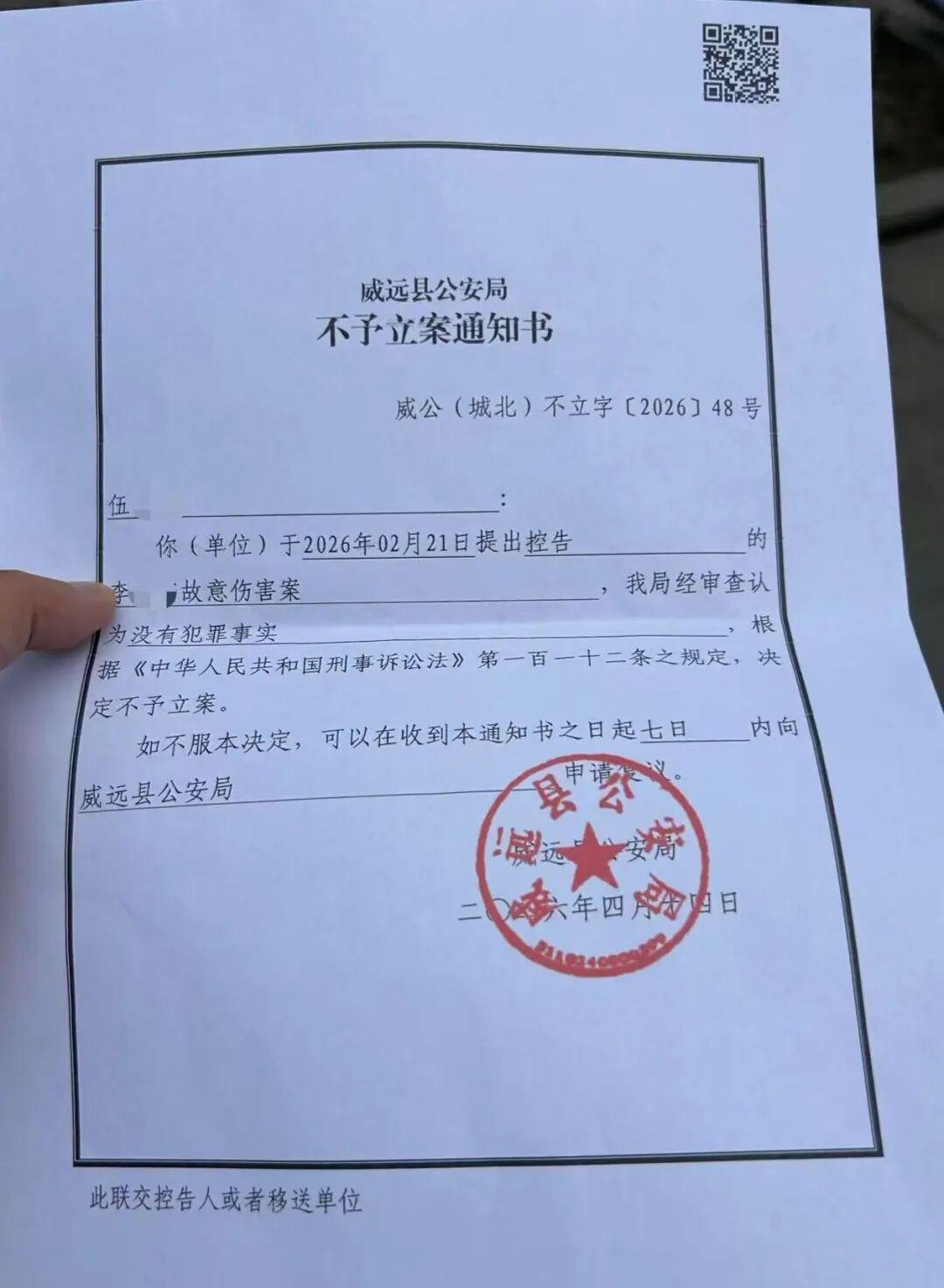 “打我妈不行！”四川，男子带60岁母亲排队洗车，一辆车强行插队，双方起了争执。母
