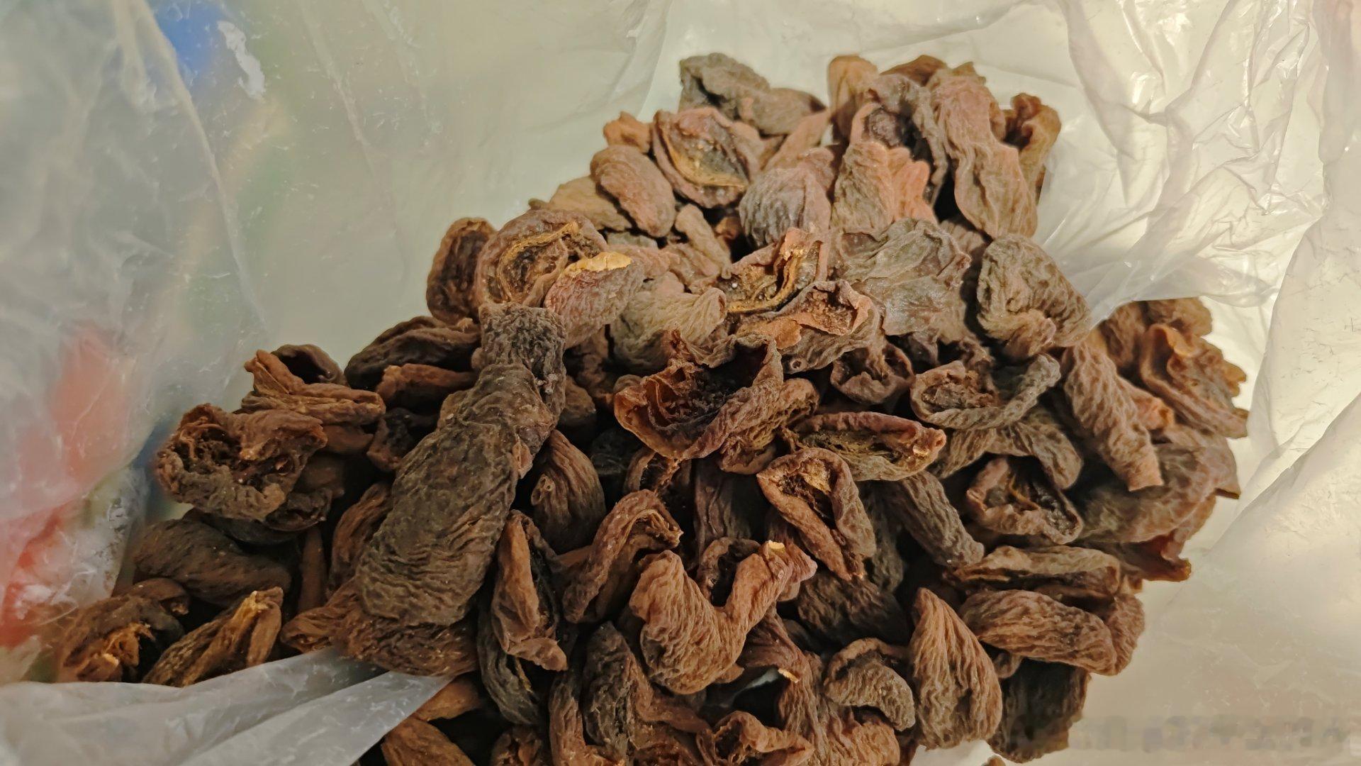 春天买的山里的红杏干放到现在已经彻底硬了，拿出来煮杏皮水吧。洗干净放在电饭锅里煲