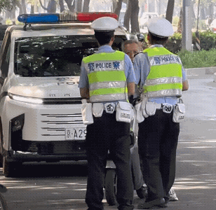 第一个没带头盔，第二个挡风罩，第三个没带头盔，交警也是关心人民安全!