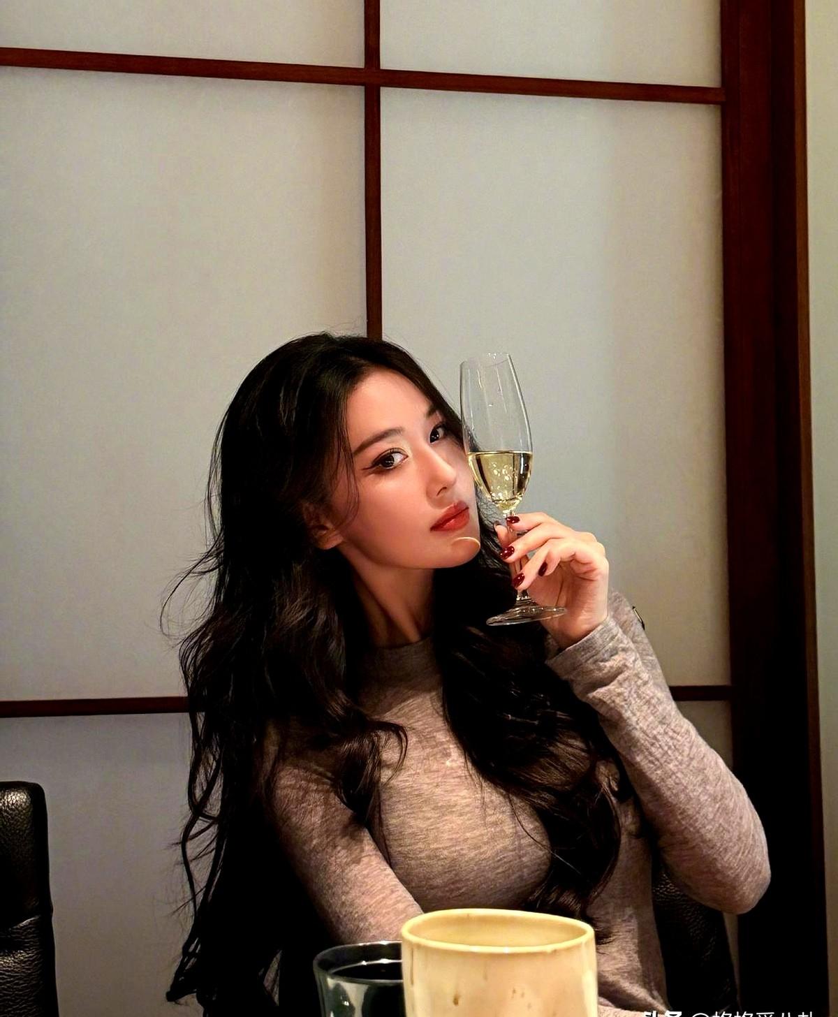 张馨予这身材真能打！九宫格都装不下，直接甩10多张照——马甲线凹得清清楚楚，蜜桃