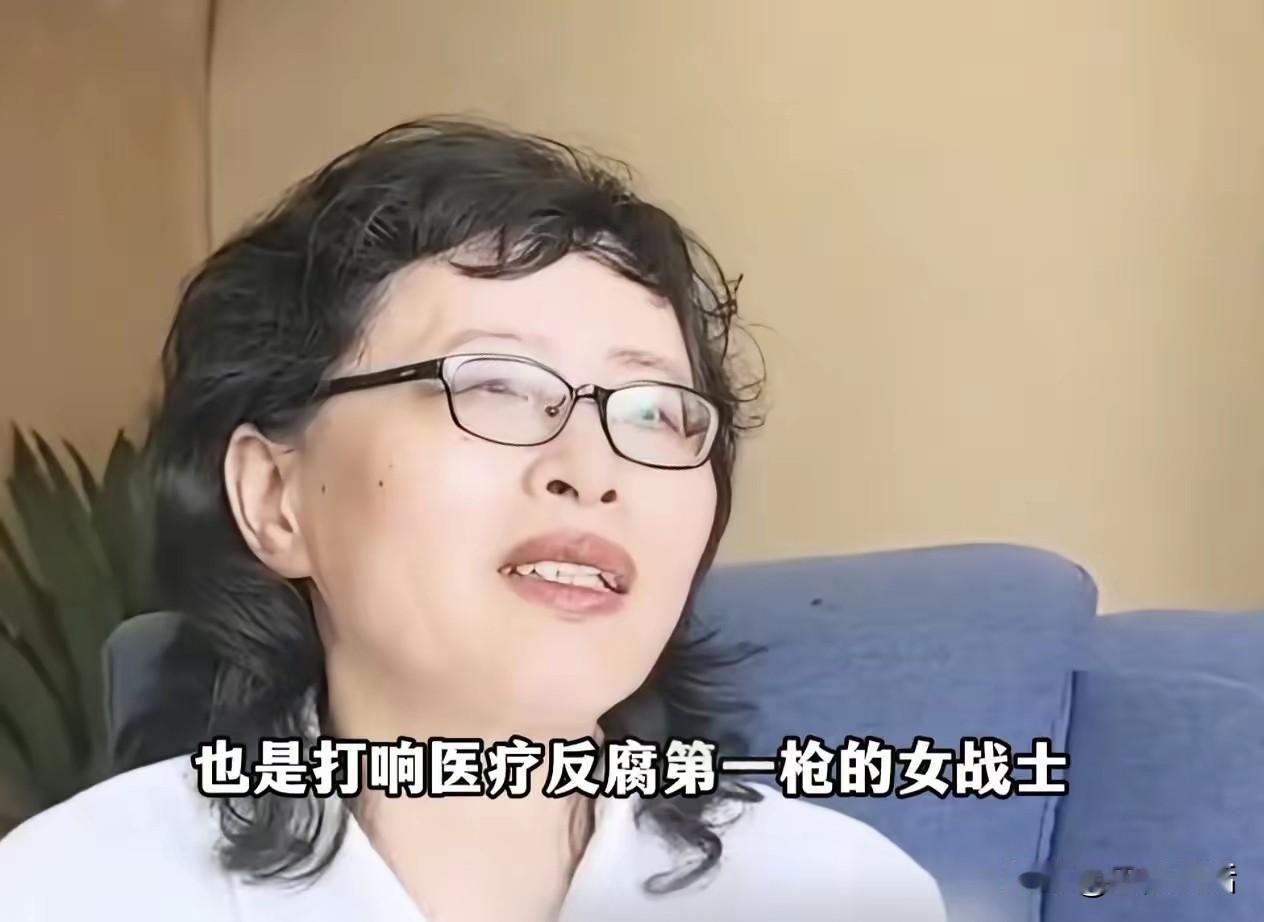 今天看到“走廊医生”兰越峰无比憔悴的这张照片，唏嘘不已。
 
兰越峰原是四川绵阳
