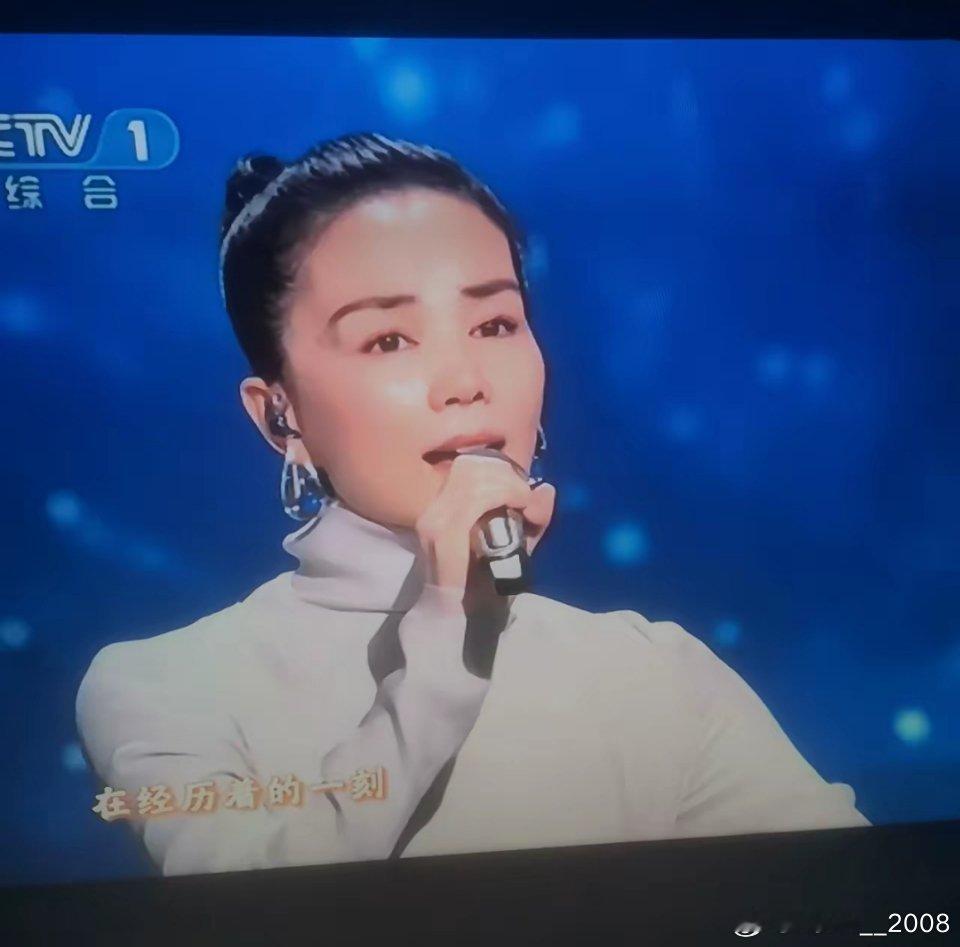 感觉王菲确实有点老了，这次春晚唱歌明显底气不足 