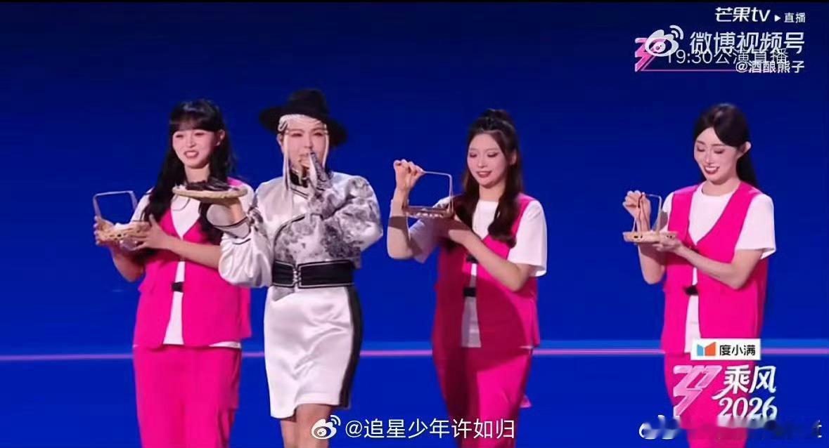 乌兰图雅穿蒙古袍为家乡打Call一袭典雅蒙古袍，尽显蒙古族独特风情。乌兰图雅身着