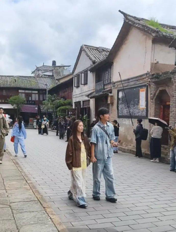 时隔许久传出新恋情！高梓淇在云南牵手陌生女子逛街
 
8月31日网友在云南偶遇高