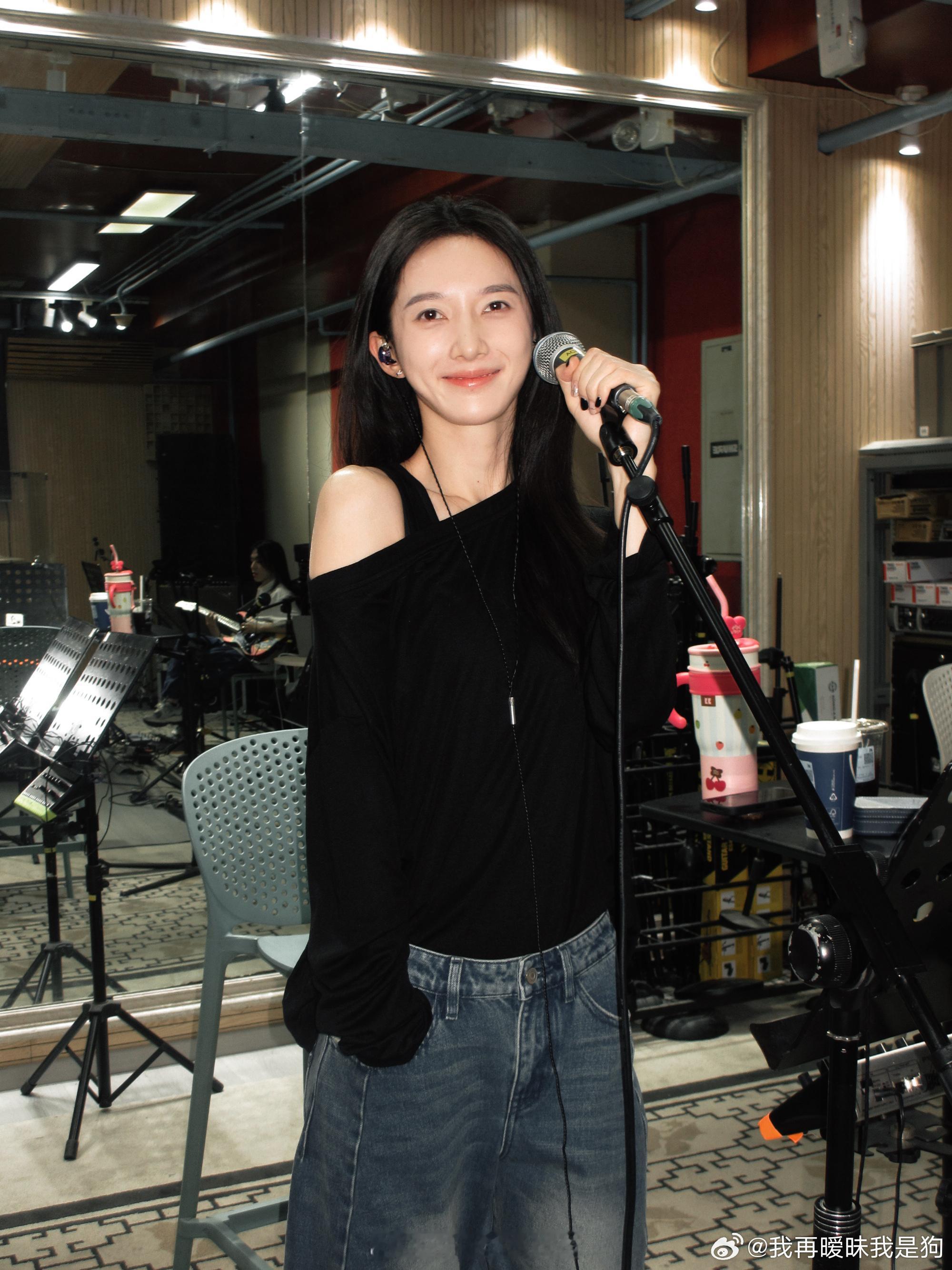 我还以为公司啥时候来了个长发1    放大一看原来是乐队老师 