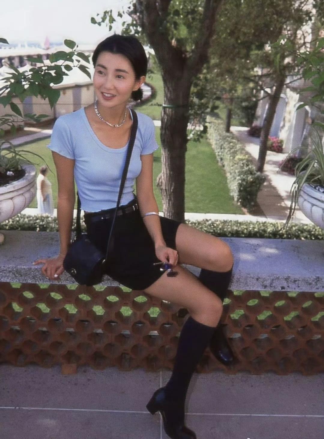 张曼玉古早美照，她身高168cm，人是真的好瘦啊。

这是1994年的夏天，30