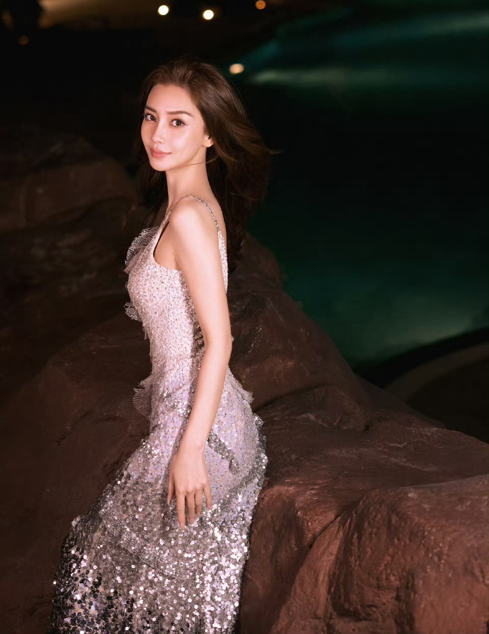 Angelababy36岁生日照  Angelababy生日大片，渐变亮片吊带裙