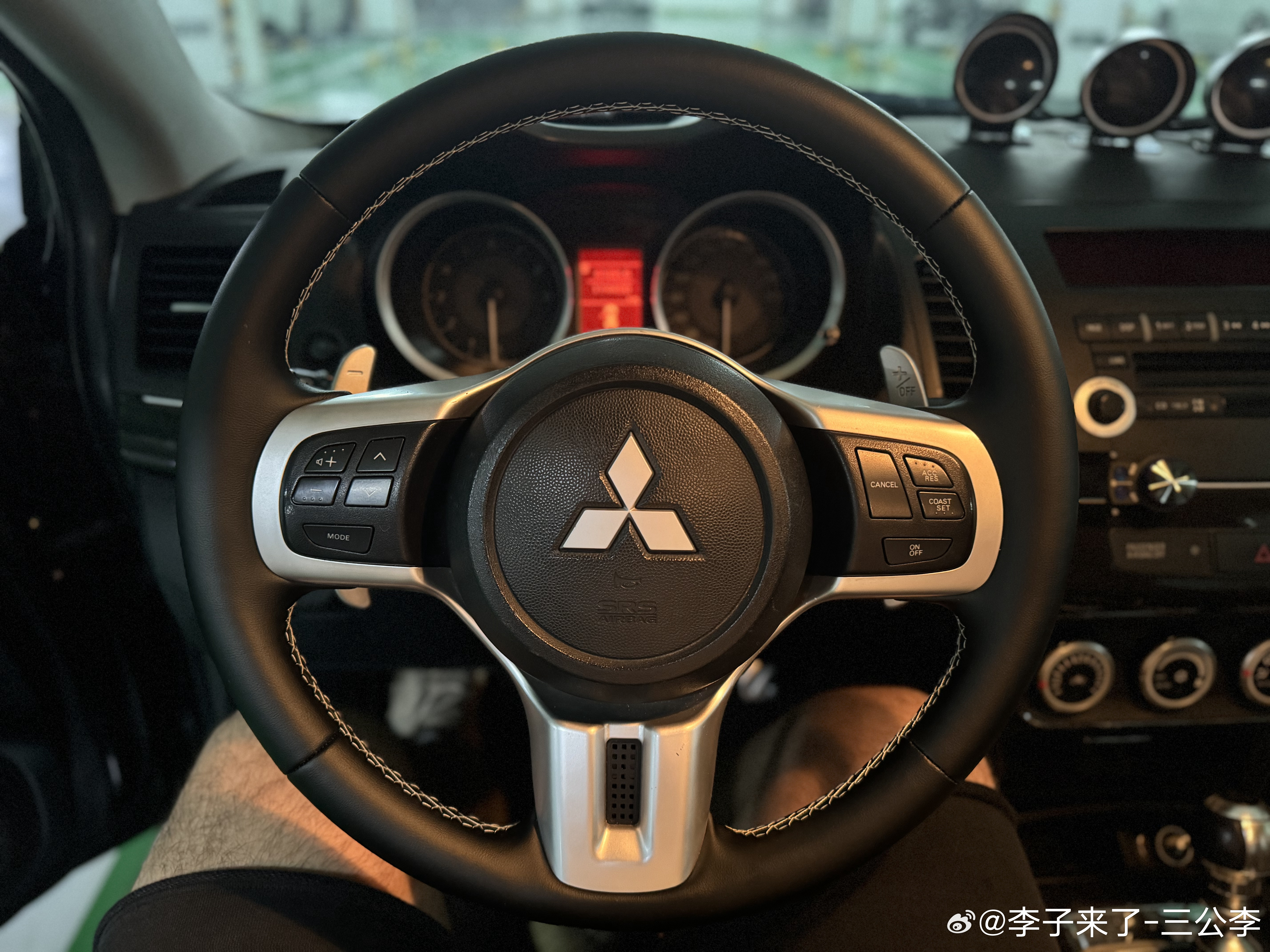 斥巨资给EVO包了一个新方向盘没有花钱的不是！我感觉就像买了一台新车新包皮手感嘎