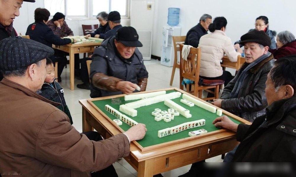 几年没见的朋友，成都聚会，饭后非拉着去搓麻将。一进门我就后悔了。那地方烟雾缭绕，