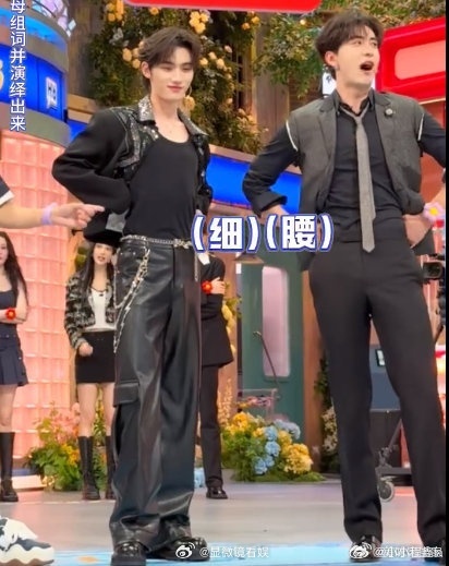 丁程鑫超绝细腰 视觉暴击警告！🆘 丁程鑫这腰臀比简直是造物神的杰作！转身时那道