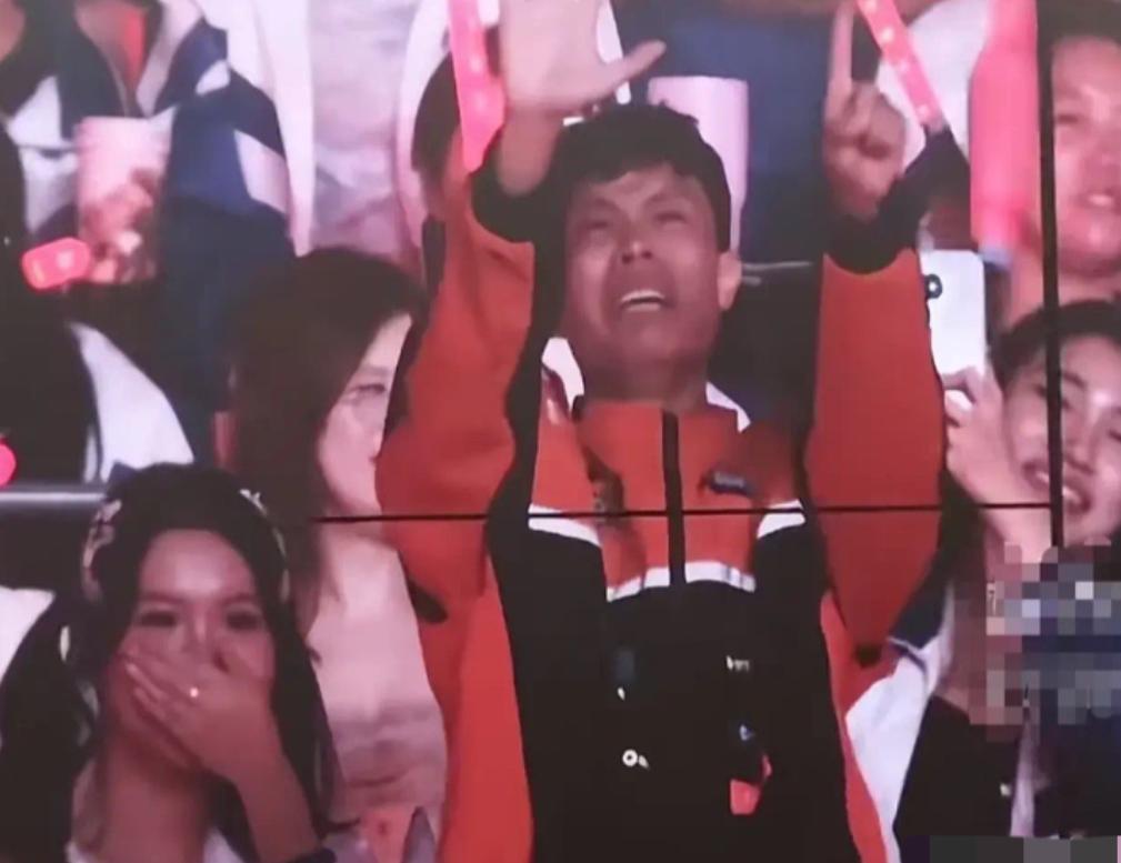 最近，上海的一场演唱会外，一个关于“交换”的故事，比演唱会的灯光更戳人心窝。
 