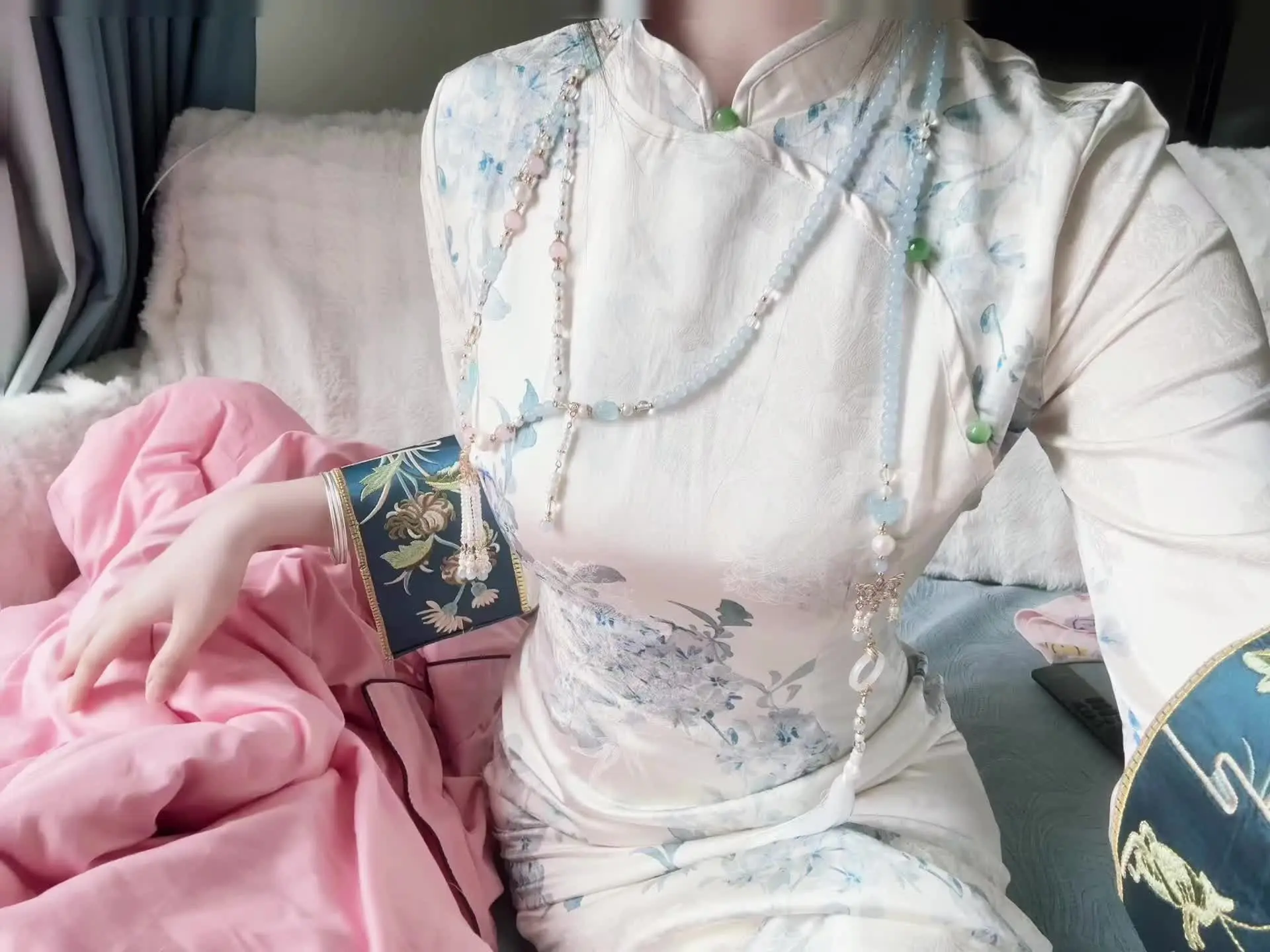 恐有街头胭脂色旗袍