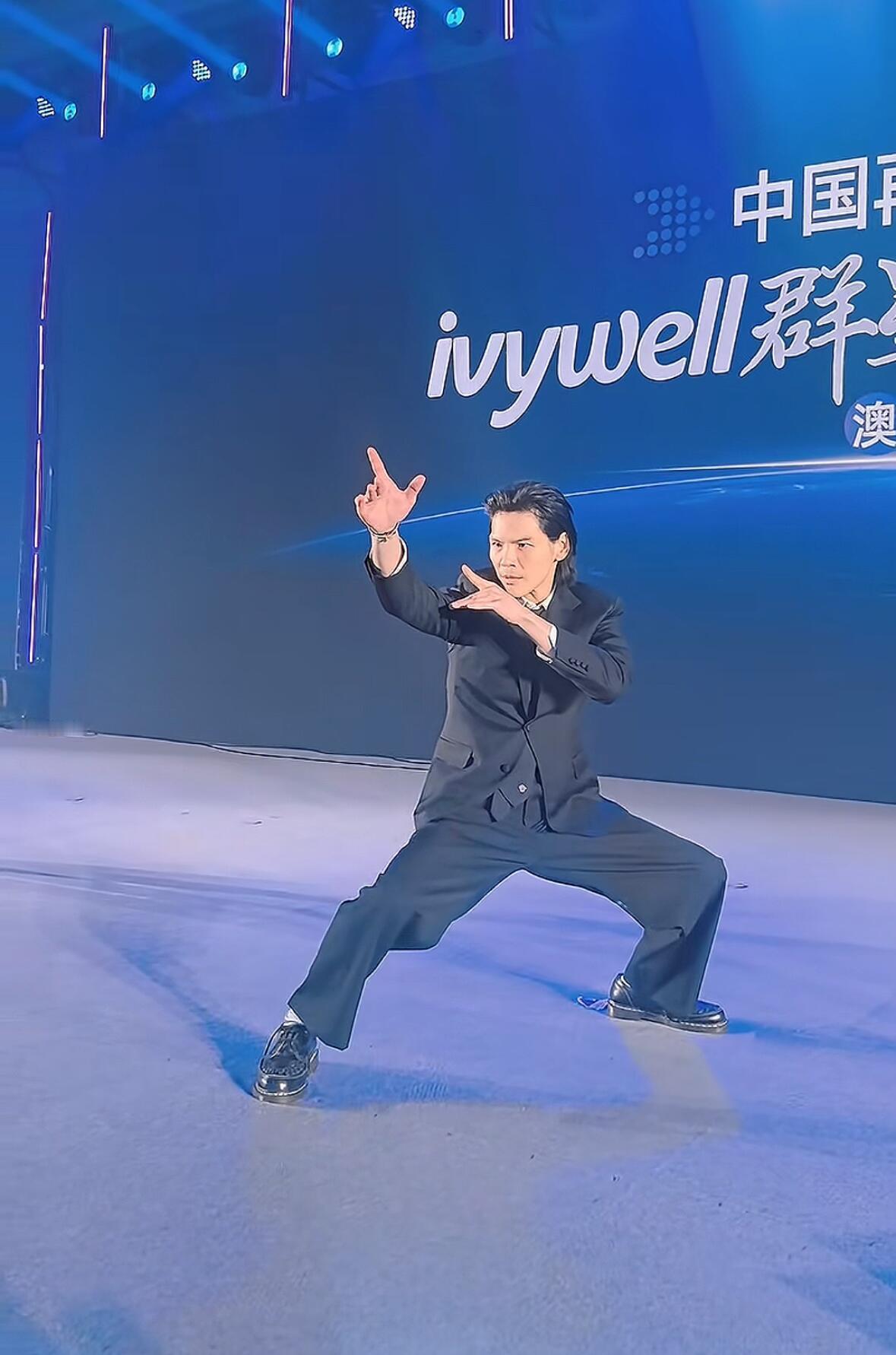 向佐功夫九年前的向佐九年前专注习武的向佐好耀眼，整套武打动作干脆有力。历经时光打