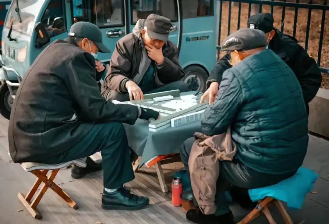 我退休前就入了两个圈子，都是单纯的没有任何勾心斗角的、互助的圈子。一是钓鱼圈，一