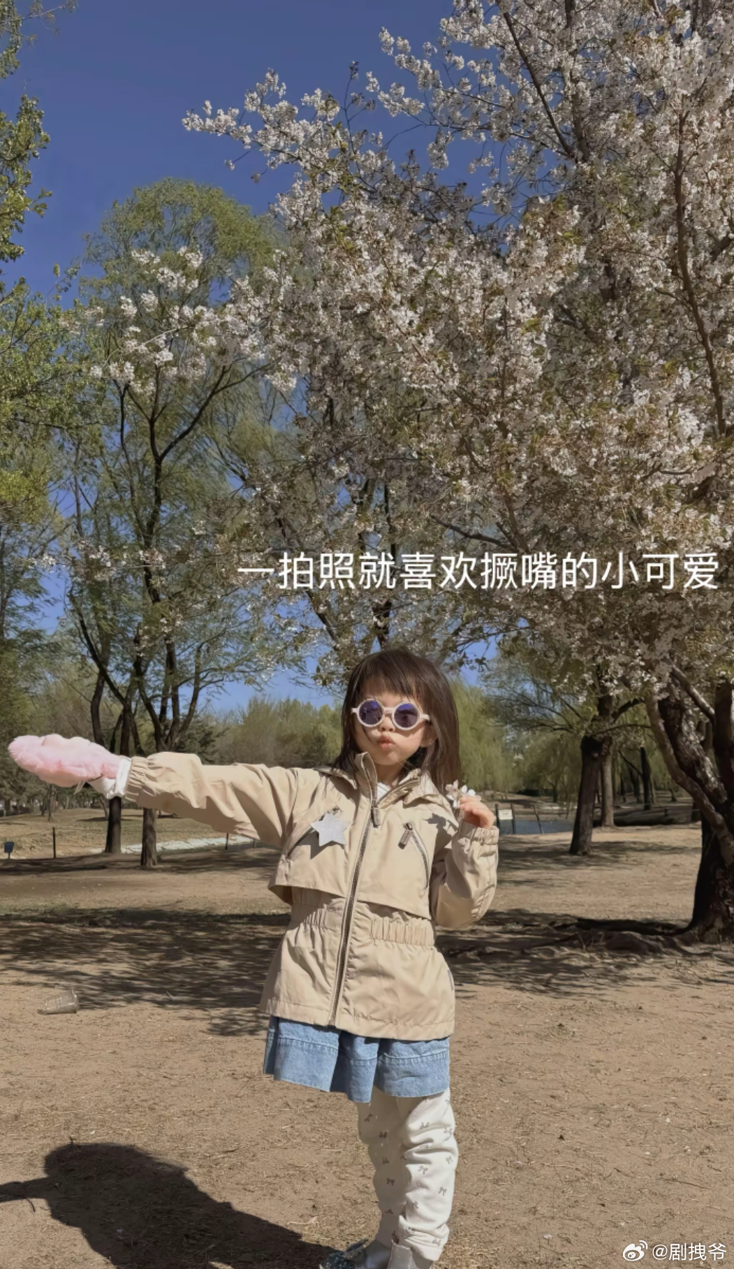 王灿晒与婆婆的合照并配文说：谁说我们婆媳关系不好的？是婆媳也是朋友！ 