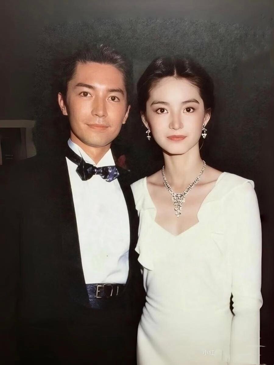 一对璧人，绝代双骄

两人虽然没有血缘关系，但五官轮

廓却惊人的相似，精致的面