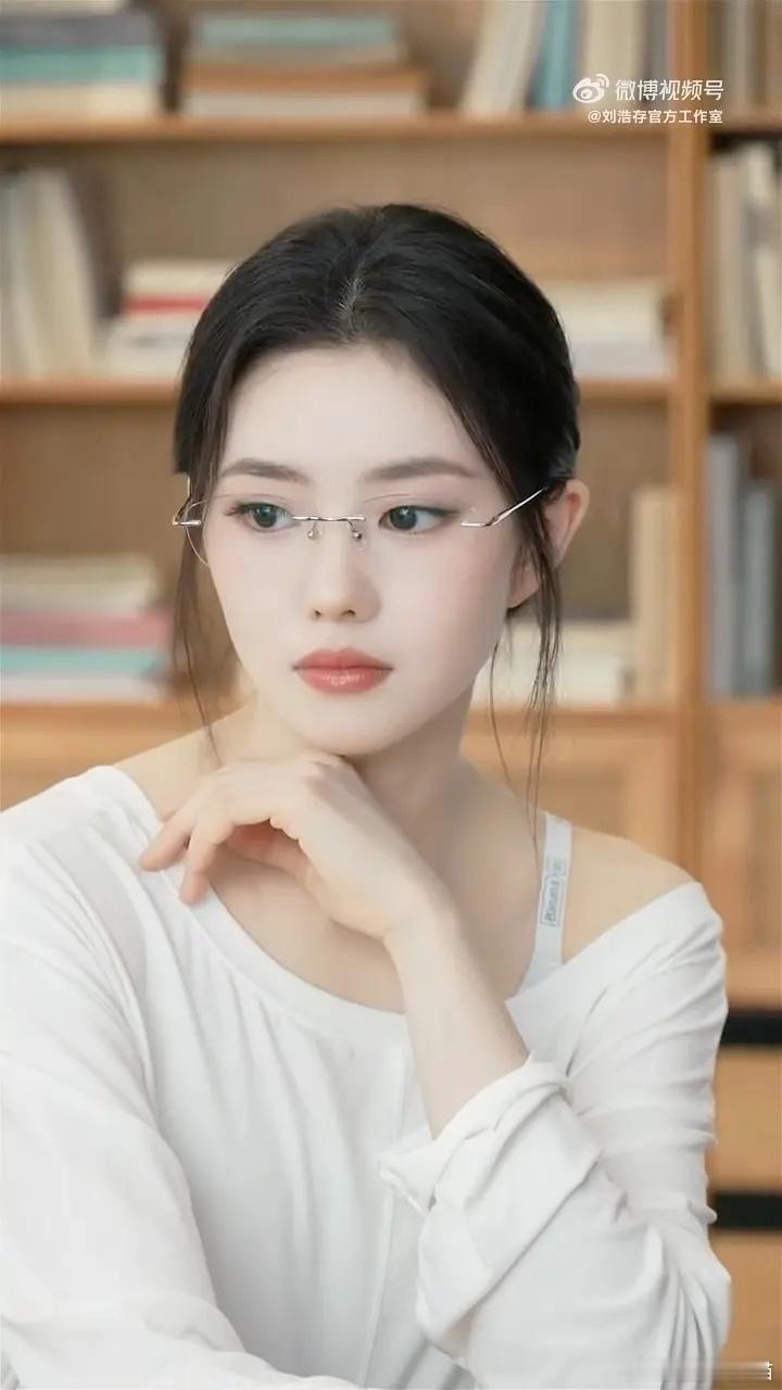 现在终于知道为什么刘浩存的梦女粉那么多了