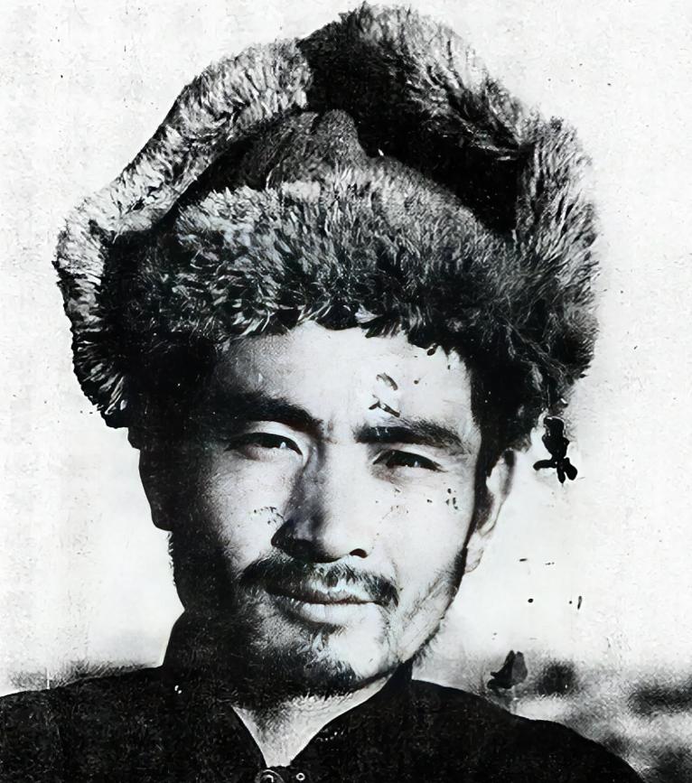 1943年，姜荣泉被俘，日军决定送他去哈尔滨平房的731部队做活体实验，路上，姜