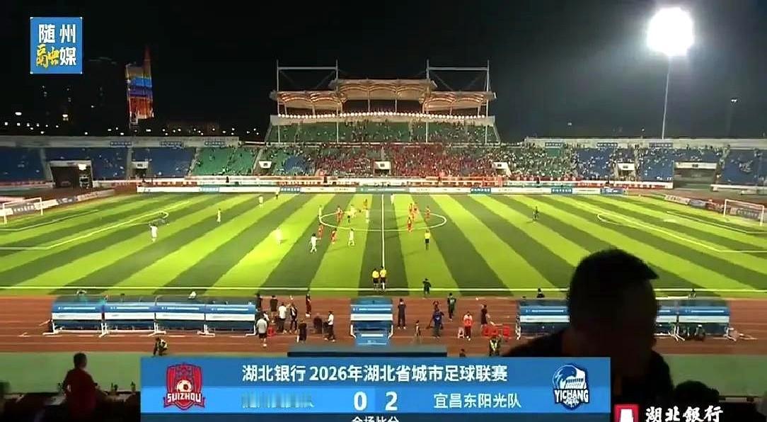 他一个人，把随州队的防线冲得七零八落。

宜昌队客场对阵随州，29号王子安康拿球