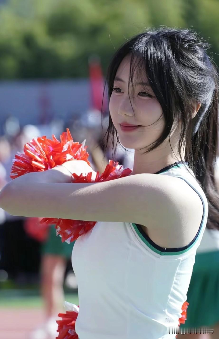青春洋溢的啦啦队女孩，笑容灿烂，活力满满！
