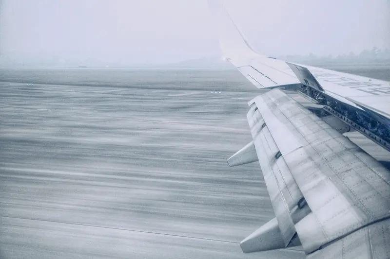 飞机滑行时有人跟着跑，情况可大不相同。在机场正常运营时，跟着滑行飞机跑的可能是机