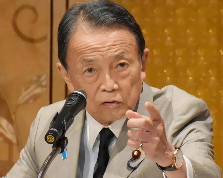 日本前首相麻生太郎嫌中日关系还不够乱，还继续在火上浇油，21号这天他放下了狠话，