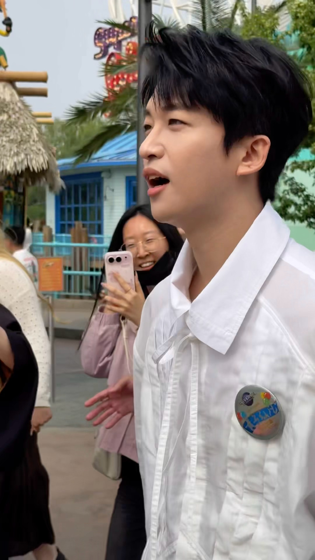 拍到一张新鲜的黄子弘凡，香香的。