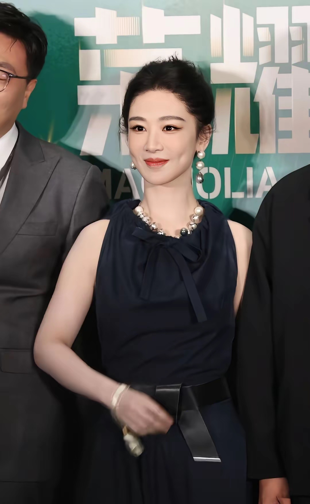 我表妹在上海见到了杨紫，她说了一句大实话，说杨紫根本不是电视上那样，别叫她美女了