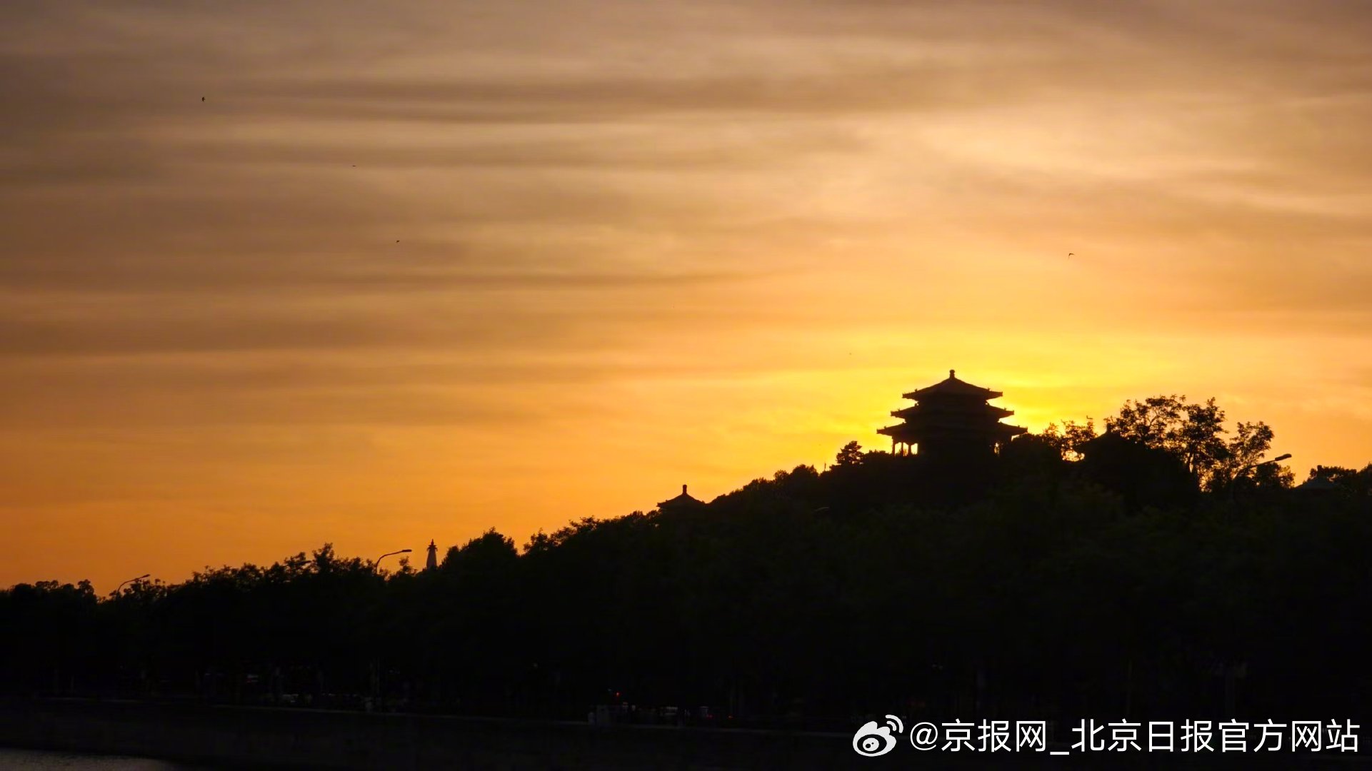 【#北京治愈系晚霞告别端午假期#】#北京夏至日晚霞标记热烈盛夏# #今天北京真好