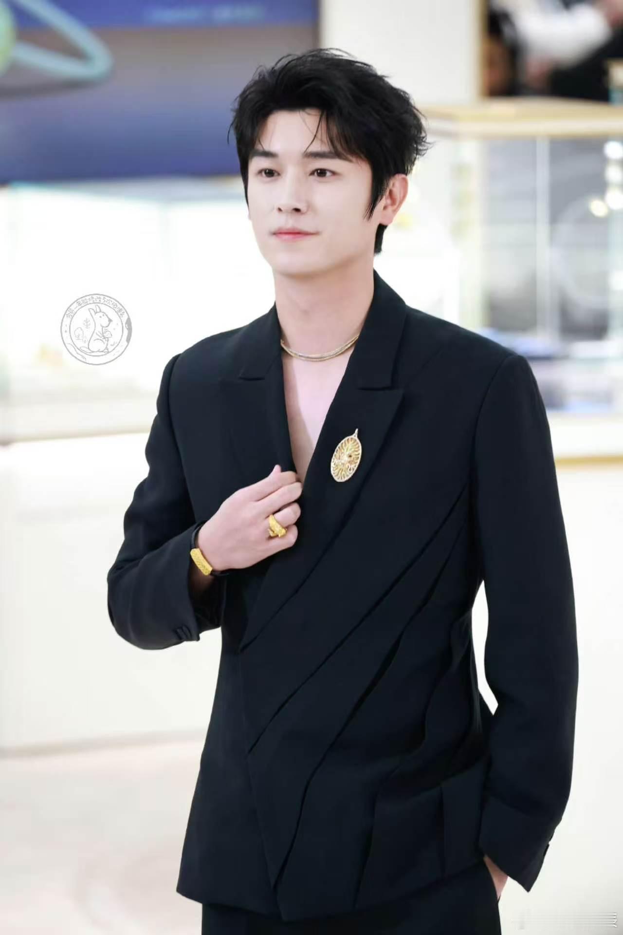  杨旭文开工大漏 开工就被杨旭文帅到！黑色深V真空西装氛围感拉满，优越线条超吸睛