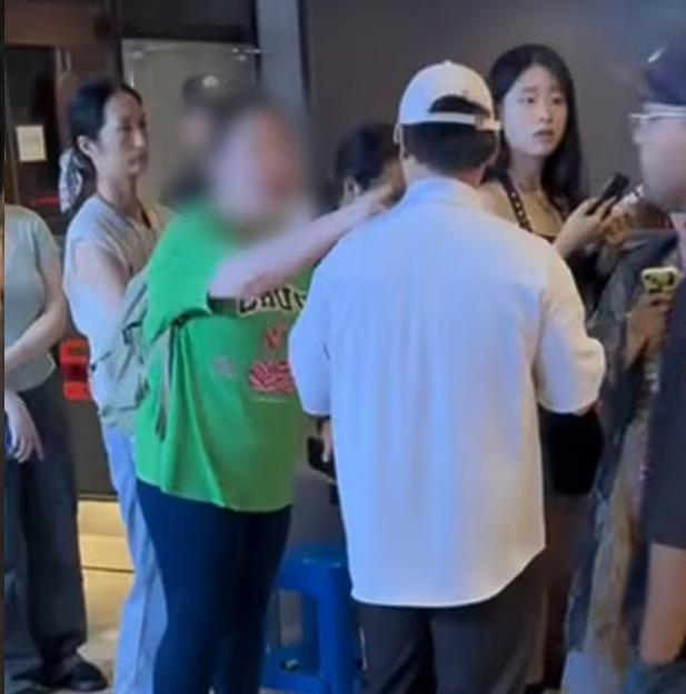 “给大伙都逗乐了！”上海，一女子插队被路人指责，没想到女子被怼后竟然当众发疯，明