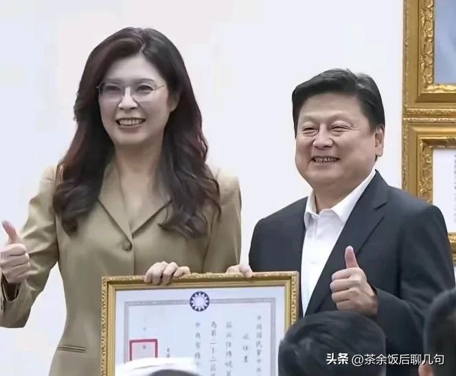 郑丽文做得最好的一件事，就是重用傅崐萁。
 
俩人早就是默契搭档。郑丽文刚当选主