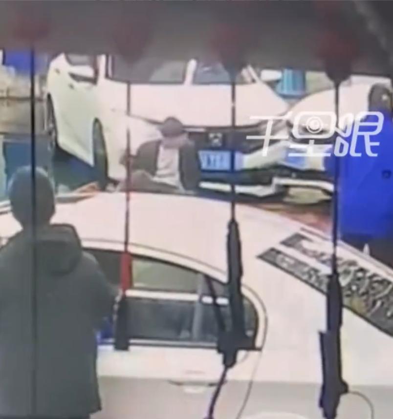 出门在外，最怕遇上女司机！特别是情绪不稳，车技不高的新手女司机。
前不久，浙江台