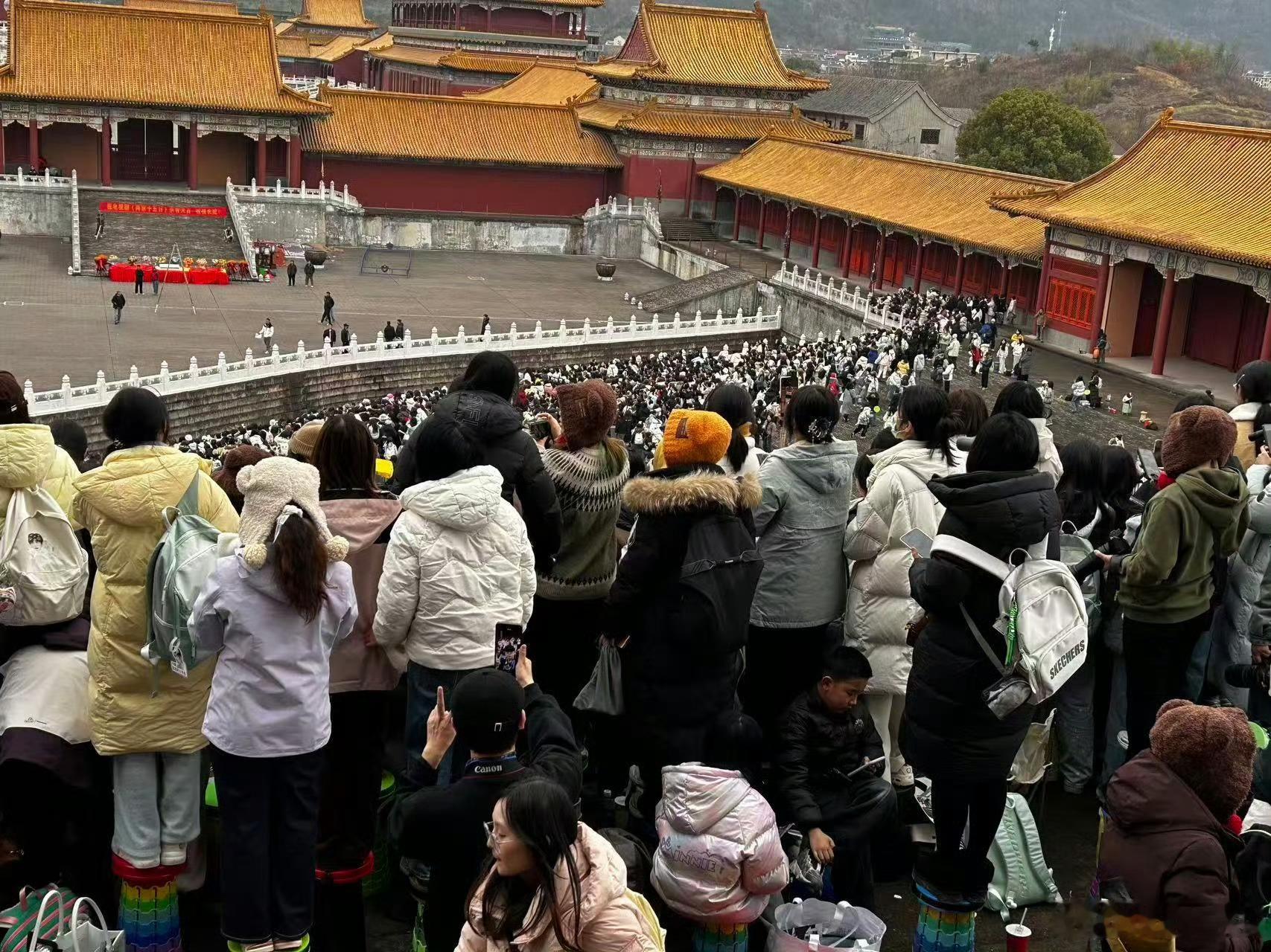 两京十五日 天呐 成毅线下粉丝太多了吧 