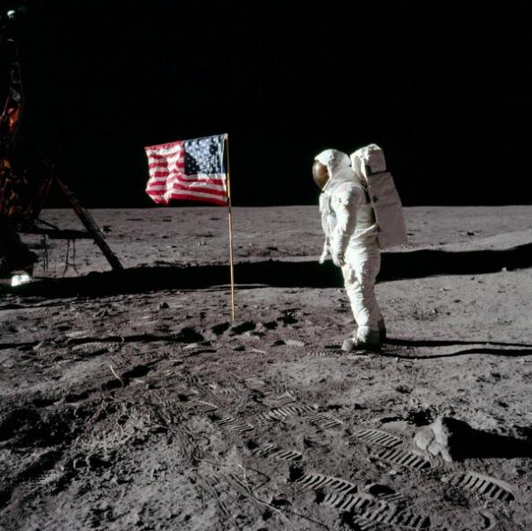 美国五十年前能登月，现在为啥不搞了？说白了不是没这本事，而是当年登月本就是冷战烧