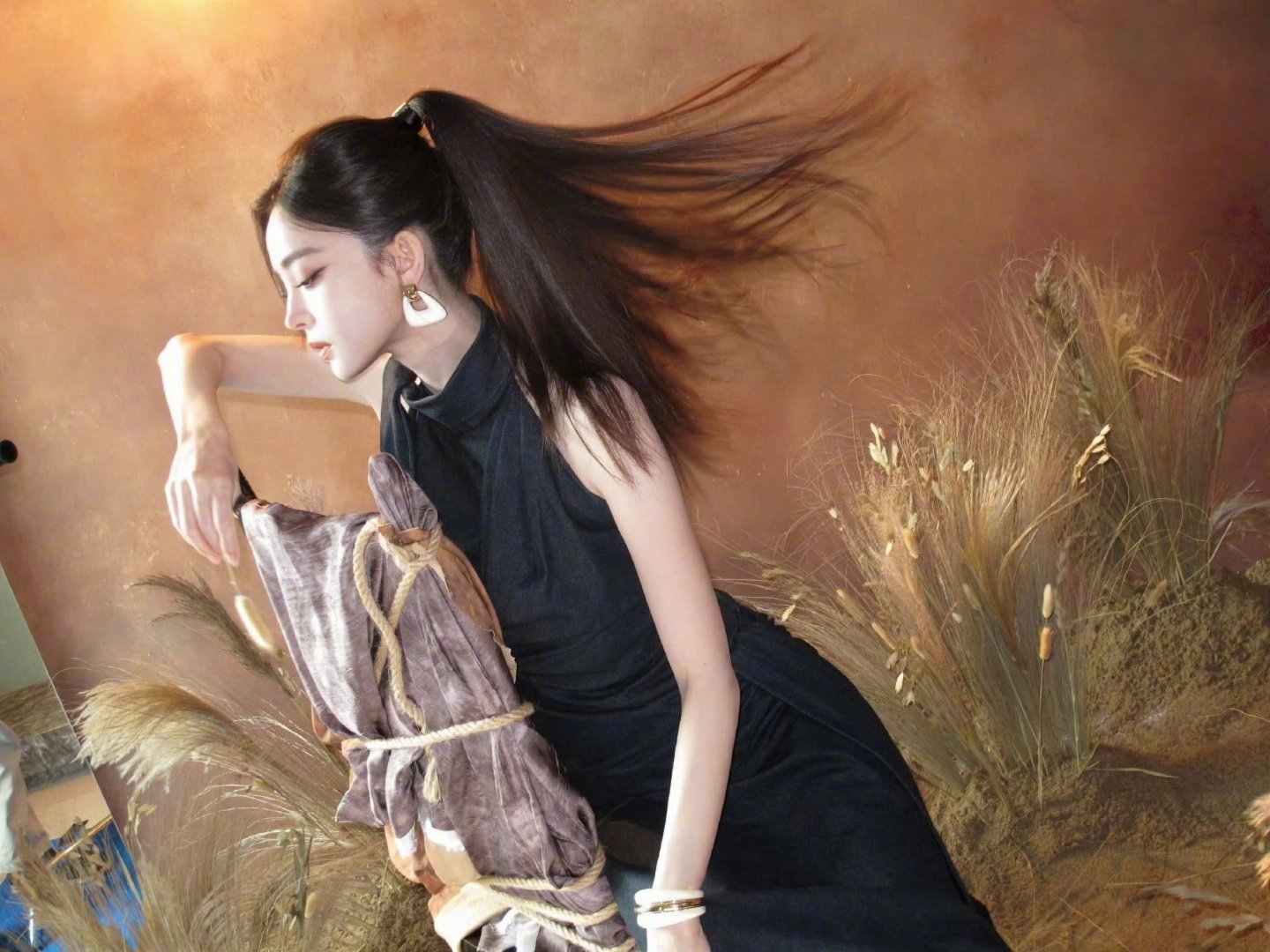 娜扎高马尾挂脖露背黑裙古力娜扎高马尾露背黑裙亮相杭州，冷艳又锋利！正面露锁骨背面