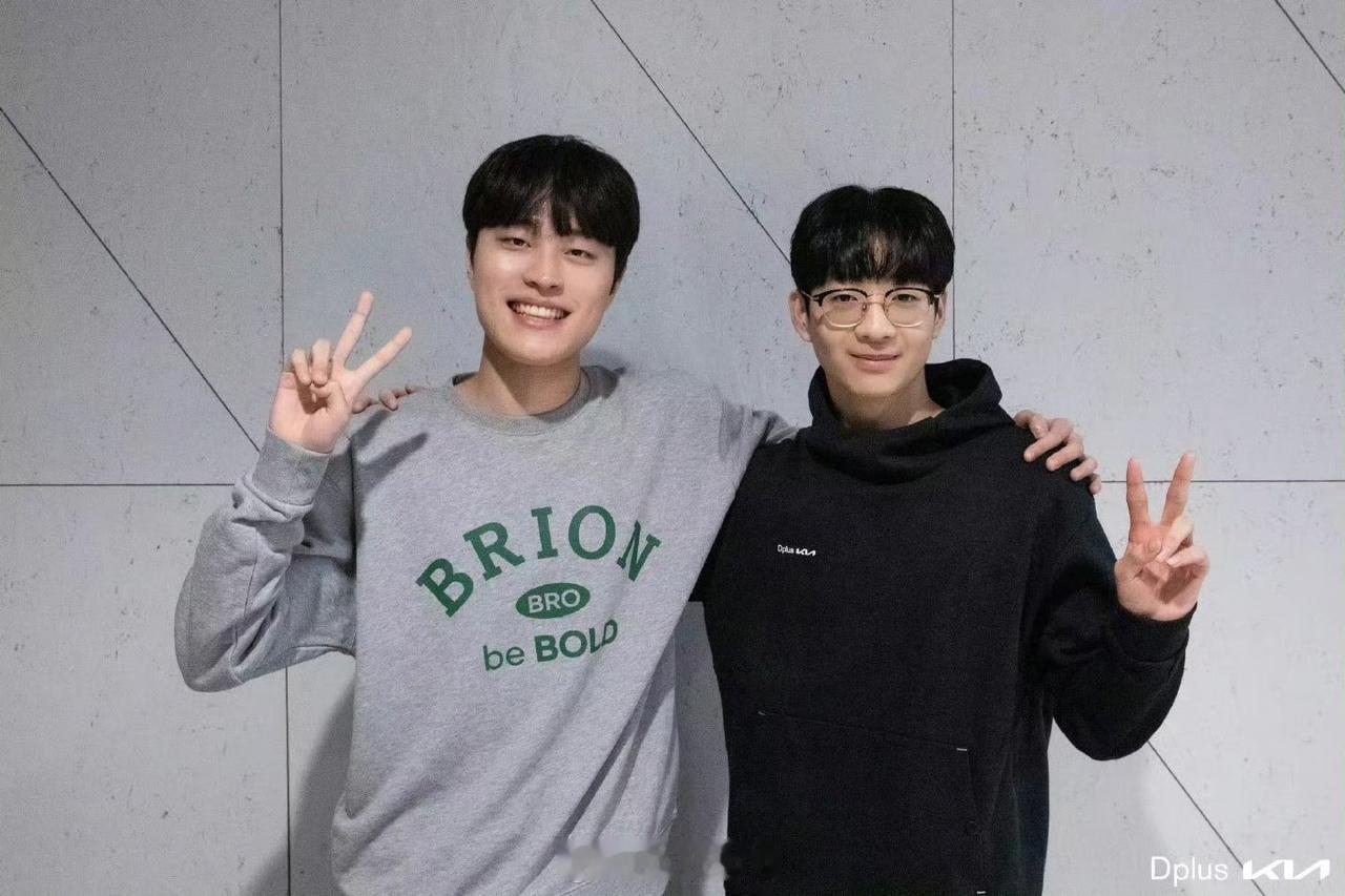 DK分享了：Lucid和Gideon ，Aiming和Gumayusi合照 

