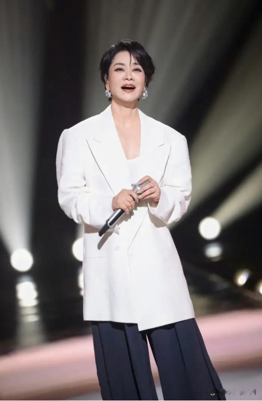 毛阿敏现状：丈夫去世后，她带一双子女在美国西雅图定居，一家三口为人低调，远离公众