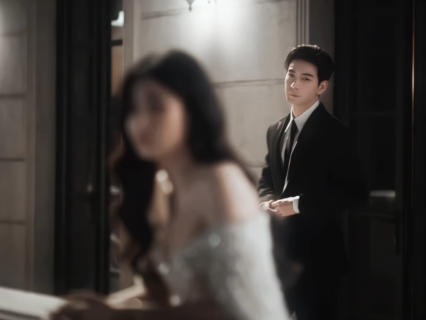 肖稚宇给胡羞披外套这段。。。好浓的古早霸总文气息。。。。电视剧轧戏