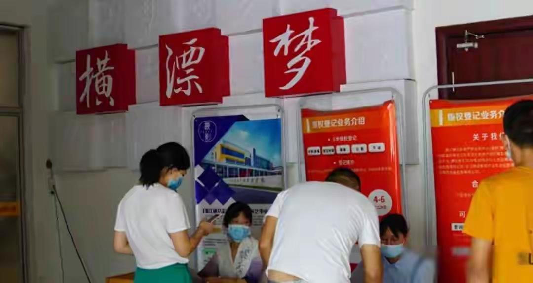 横店群演降薪，这背后是14万注册演员常年有活干的不足2万！美女泛滥、懒汉遍地的表