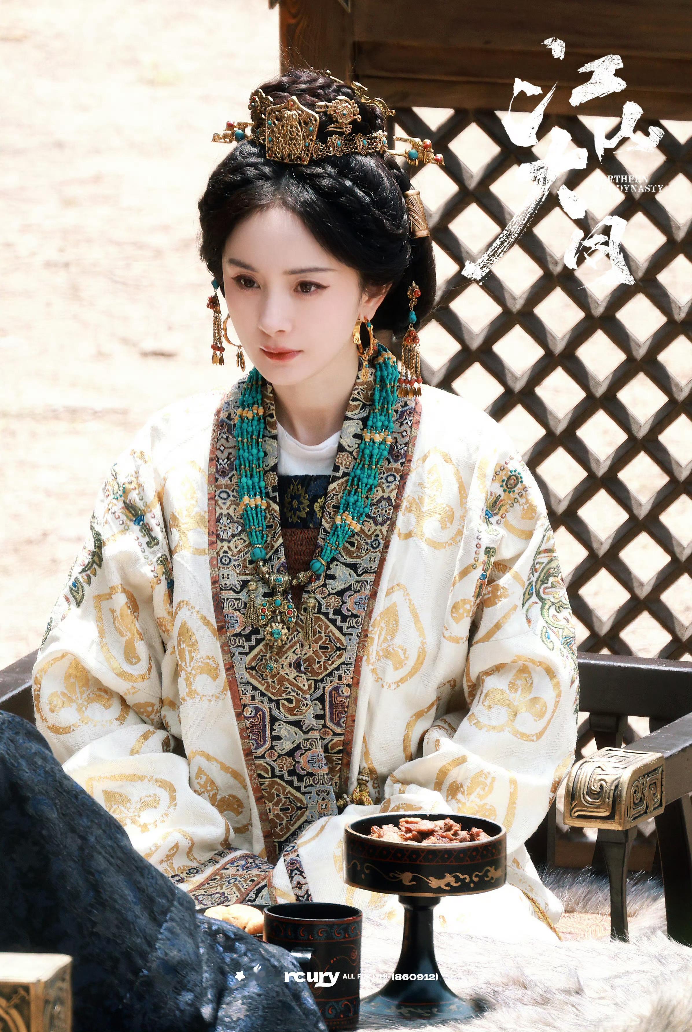 杨幂冯湮儿杨幂冯娷 马蜂这表情包出的太快了新衣服好美好美😍 