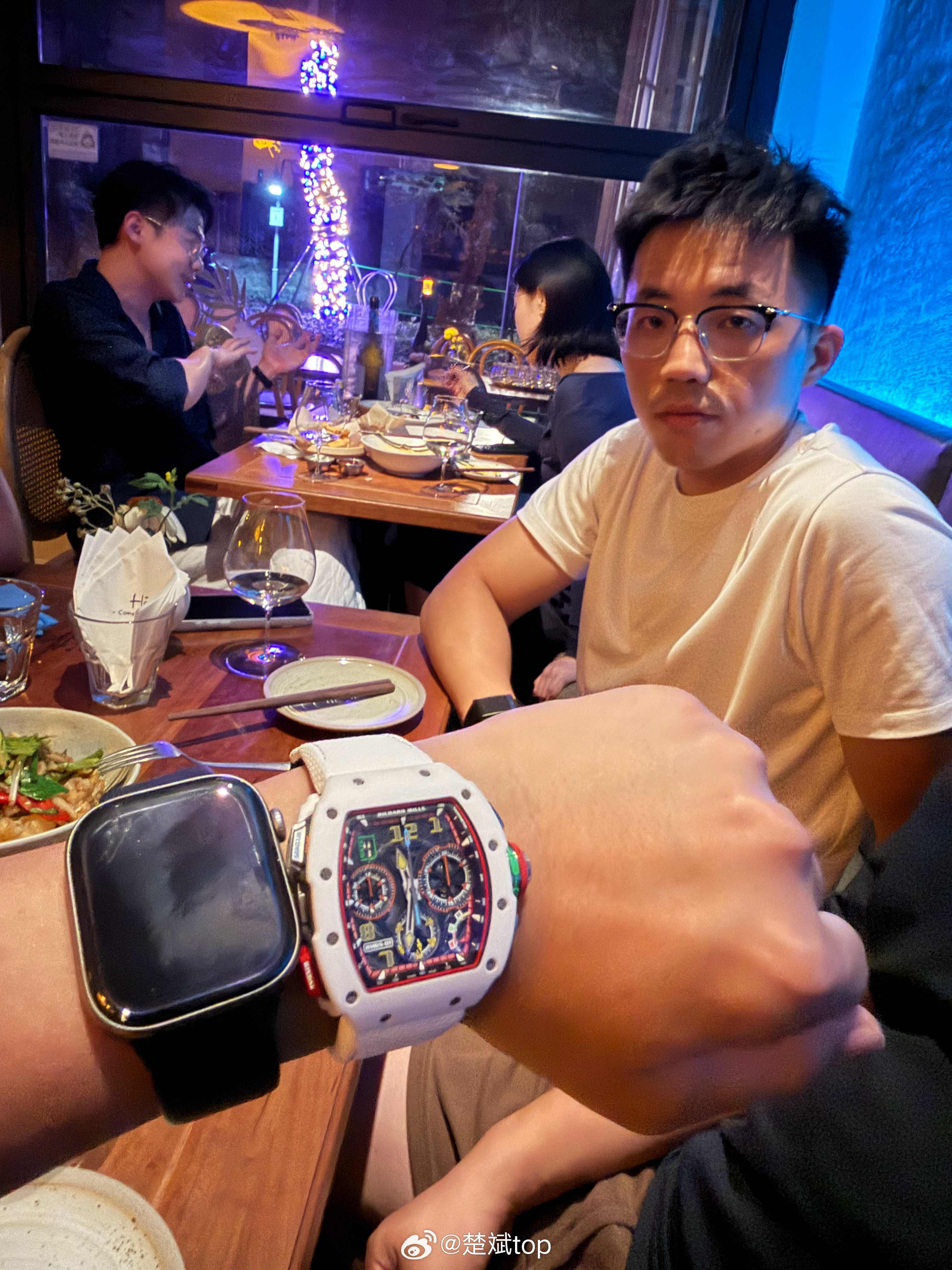 说这个手表很适合我，问了下价格，UDG赚这么多钱吗？老胡真是个奸商啊